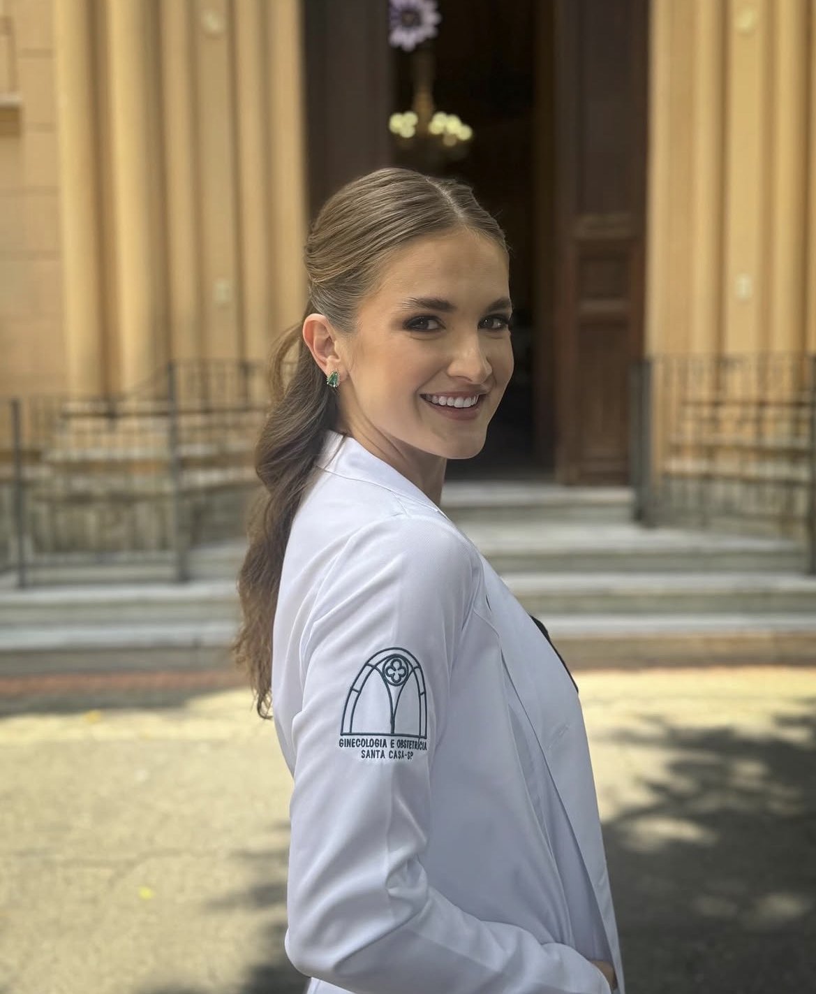 Dra. Marina Gewehr Leães de jaleco, sorrindo